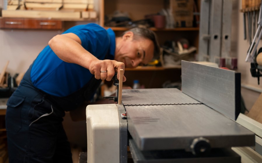 Choosing Between a Metal Bench Press and a Bending Machine